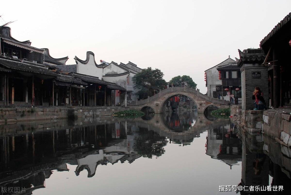 学校放假男生把鞋子串起来，挂在身上背回家，路上回头率拉满